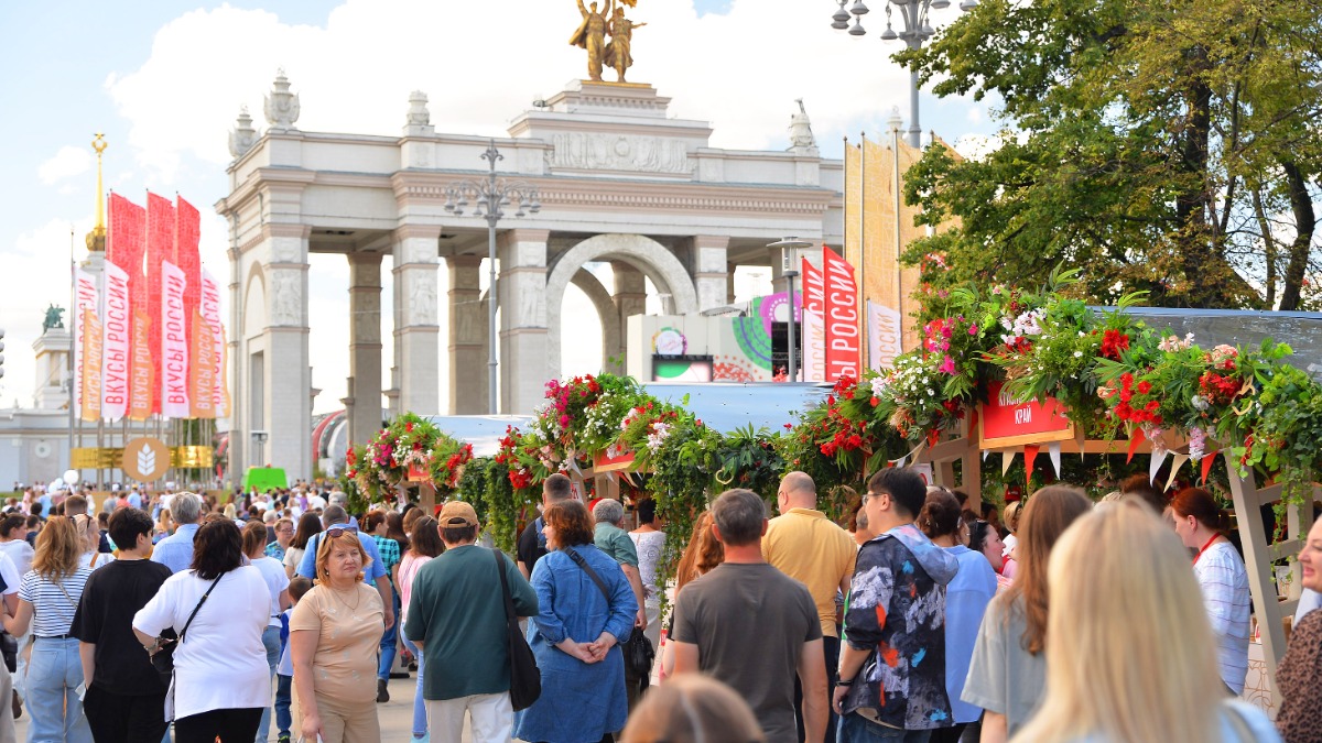Караимский пирожок из Крыма и жаркое «по-шахтерски»: гостей ждет яркое гастрономическое путешествие на площадке «Вкусов России»