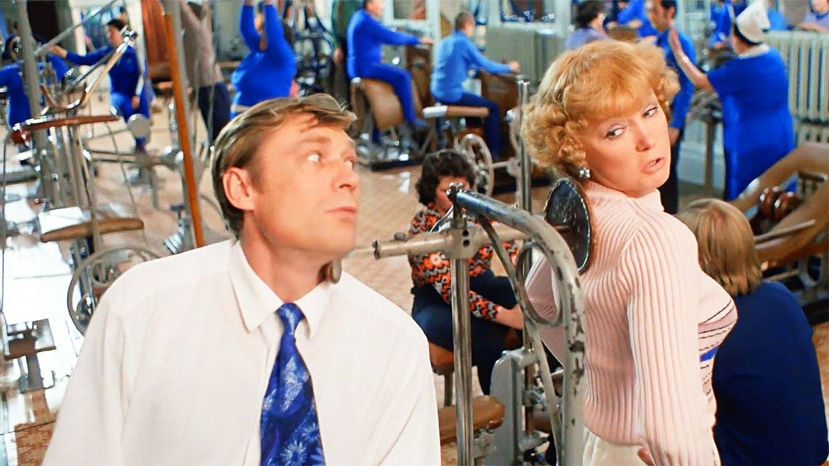 «Василий, а галстук-то откуда»: топ свежих киноляпов из советских фильмов