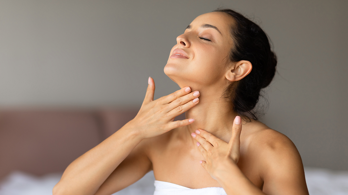 Пластический хирург Решетняк рассказала, от чего зависит молодость кожи шеи и как ее продлить