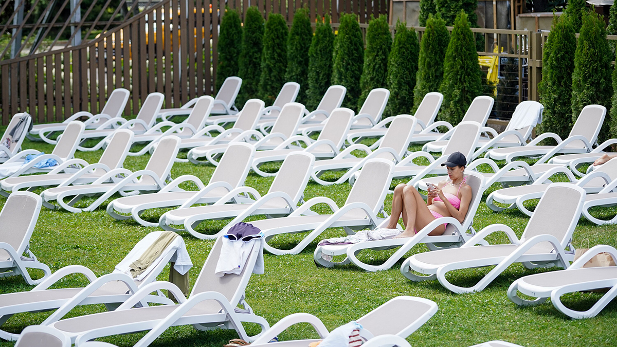 СМИ: Места в тени на пляжах Сочи продают туристам за 1,5 тысячи рублей