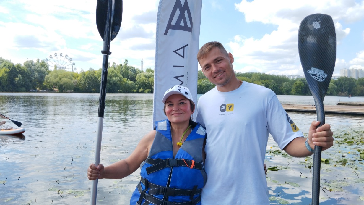 Участница проекта «Московское долголетие» Ольга Мельниченко с тренером Владимиром Казанским после заплыва на каяке по Москве-реке
