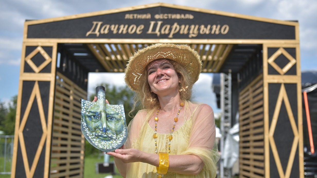 Участница фестиваля «Дачное Царицыно» Екатерина Попова-Гамаюн представила гостям свою работу — лопату, на которой изображен портрет композитора Петра Чайковского