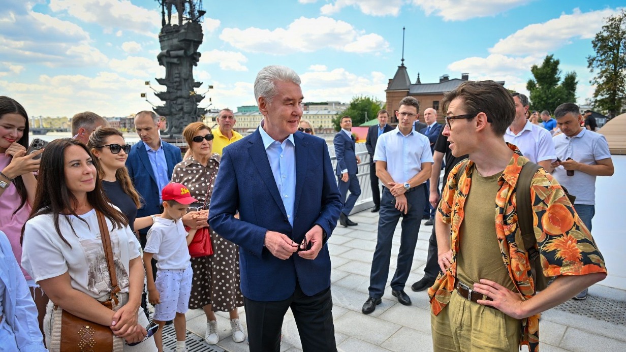 Мэр Москвы Сергей Собянин общается с экскурсоводом Айратом Багаудиновым, который проводит экскурсию по новому пешеходному мосту