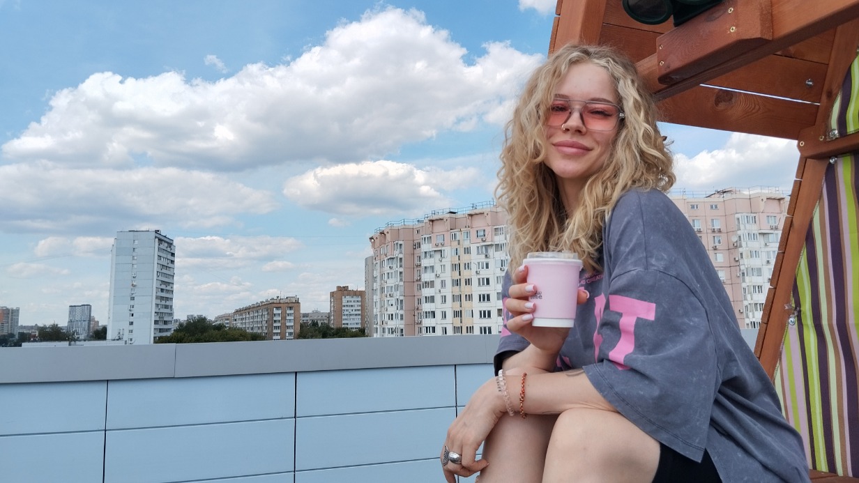 На крышу районного центра «Место встречи «Орбита» москвичка Лина Герман поднялась, чтобы попить кофе и насладиться панорамными видами
