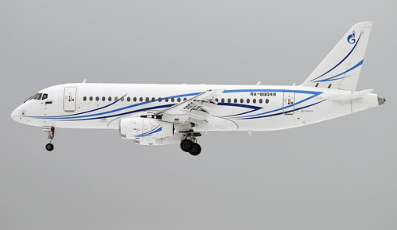 СМИ: Два черных ящика нашли на месте крушения самолета в Подмосковье