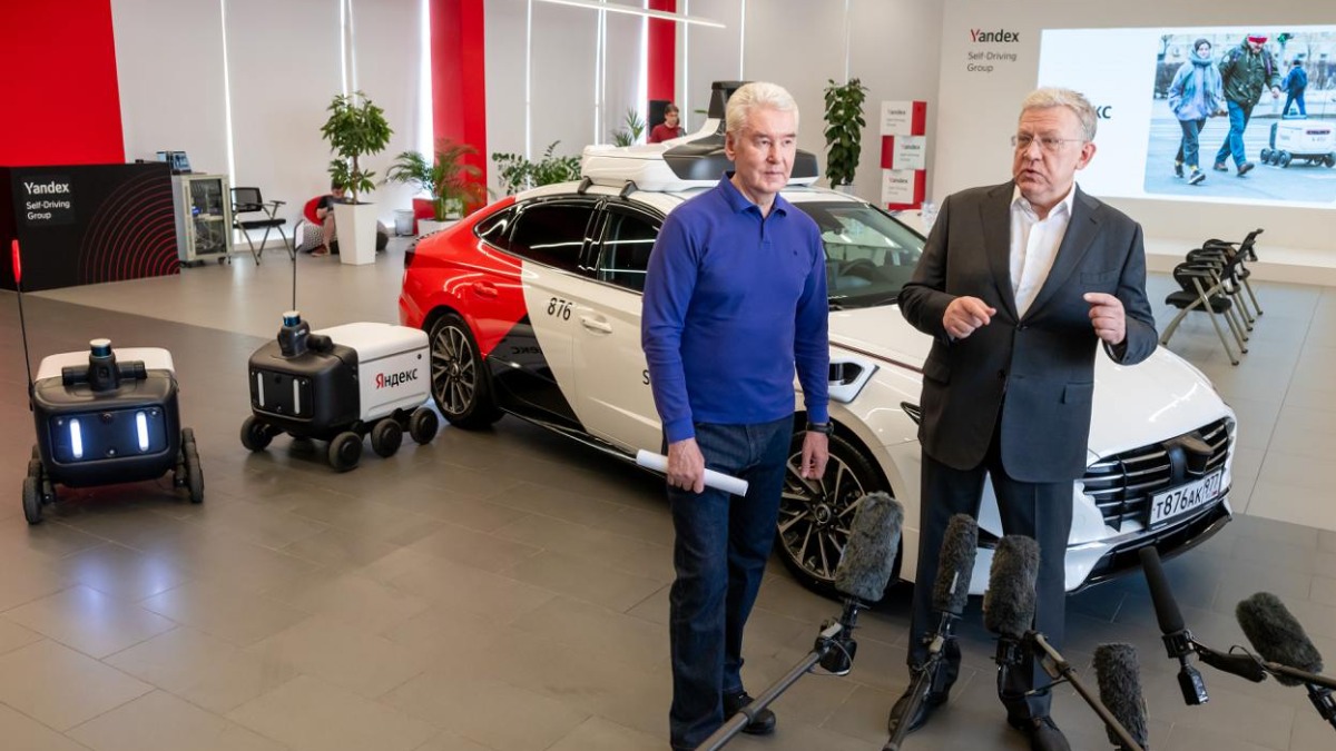 Собянин осмотрел инженерный центр автономного транспорта в Москве