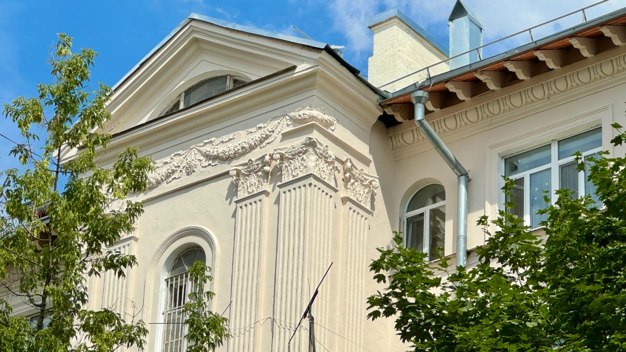 В Марьиной Роще вернут первозданную красоту фасаду дома в неоклассическом стиле