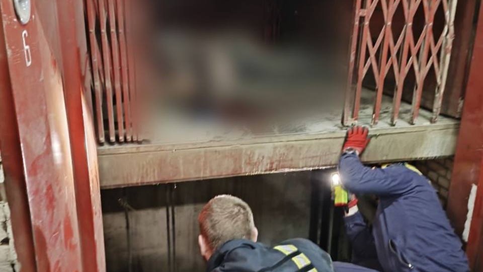 Пострадавший при поломке лифта на складе ЦУМа скончался в больнице