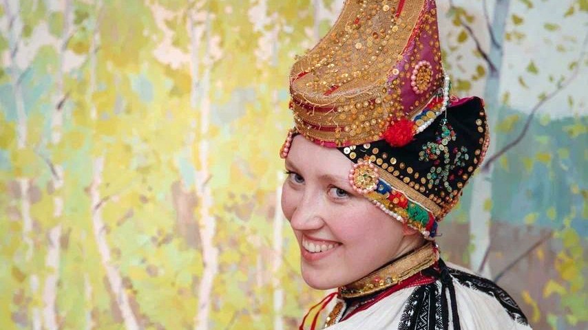 Преподаватель РАЖВИЗ Ильи Глазунова Ольга Глазунова демонстрирует костюм Воронежской губернии из коллекции Анны Тепловой