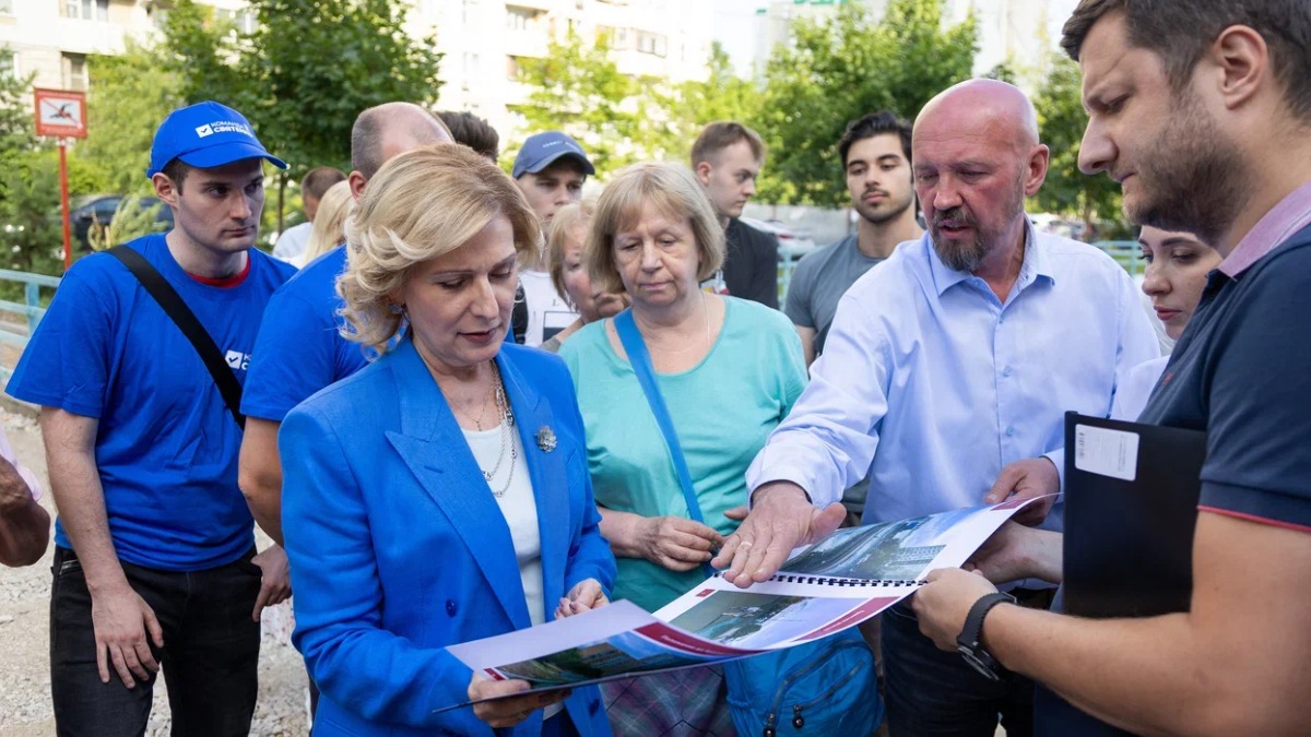 Сенатор Святенко обсудила с жителями благоустройство пруда-регулятора в Марьине