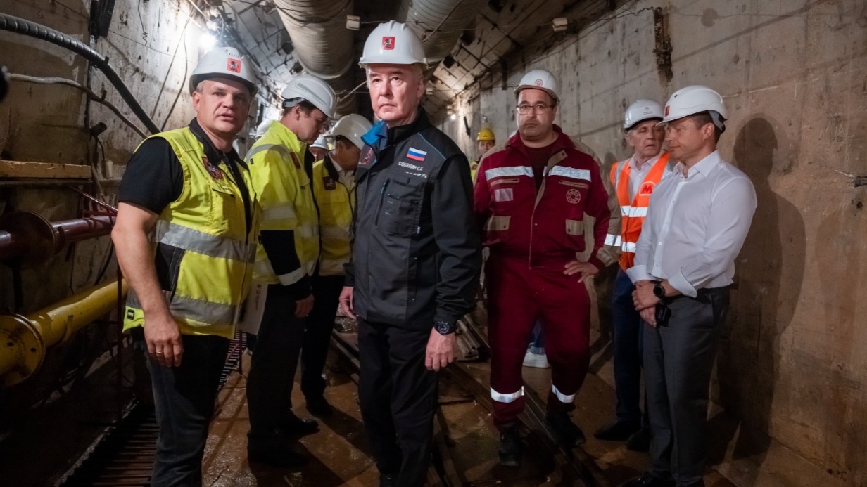 Мэр Москвы Сергей Собянин (в центре) и генеральный директор компании-подрядчика Сергей Жуков (слева) осмотрели ход строительства станции «Достоевская» на Кольцевой линии метро. Работы на законсервированной ранее станции стартовали и займут порядка пяти лет