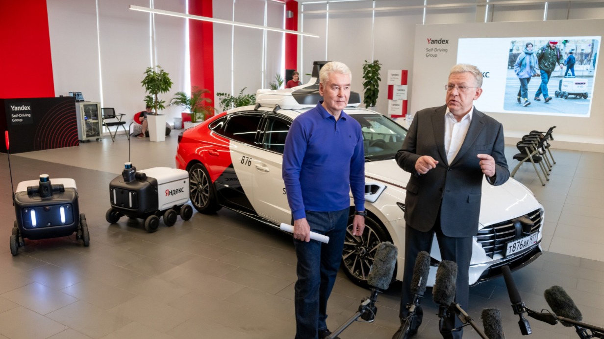 Мэр Москвы Сергей Собянин и советник по корпоративному развитию «Яндекса» Алексей Кудрин осмотрели Инженерный центр автономного транспорта. В фокусе внимания — развитие беспилотного транспорта, в том числе для доставки товаров москвичам