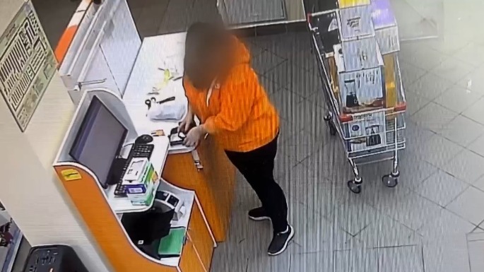 Продавец-консультант украла три телефона из столичного магазина