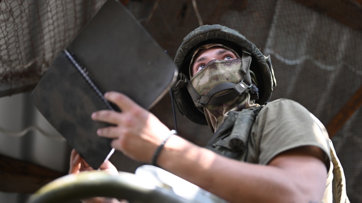 Солдат во время работы расчета САУ «Гиацинт-С», который бьет по позициям Вооруженных сил Украины на Авдеевском направлении