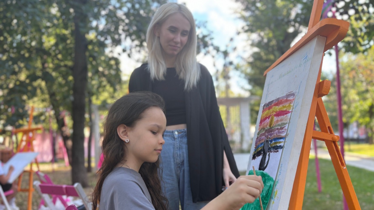 На мастер-классе, который провела педагог Екатерина Мельничук, юная москвичка Кира Суслова почувствовала себя настоящей художницей