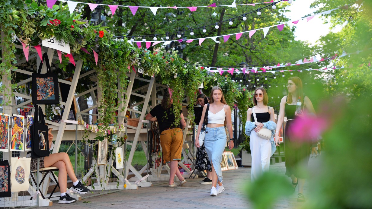 Вернисаж на Никитском бульваре покажет арт-перформанс «Морковь культурная»