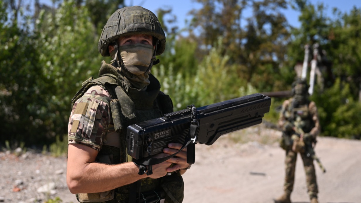 Боец группировки «Центр» ВС РФ держит в руках подавитель дронов «Айрат 100»