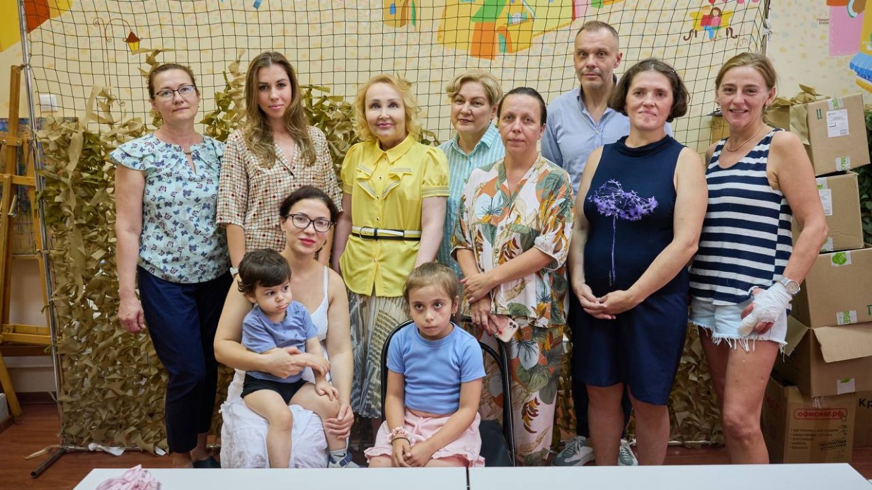 Главный врач московской поликлиники № 3 Елена Самышина (в центре) посетила детский Таганский фонд. Учреждение оказывает поддержку семьям мобилизованных