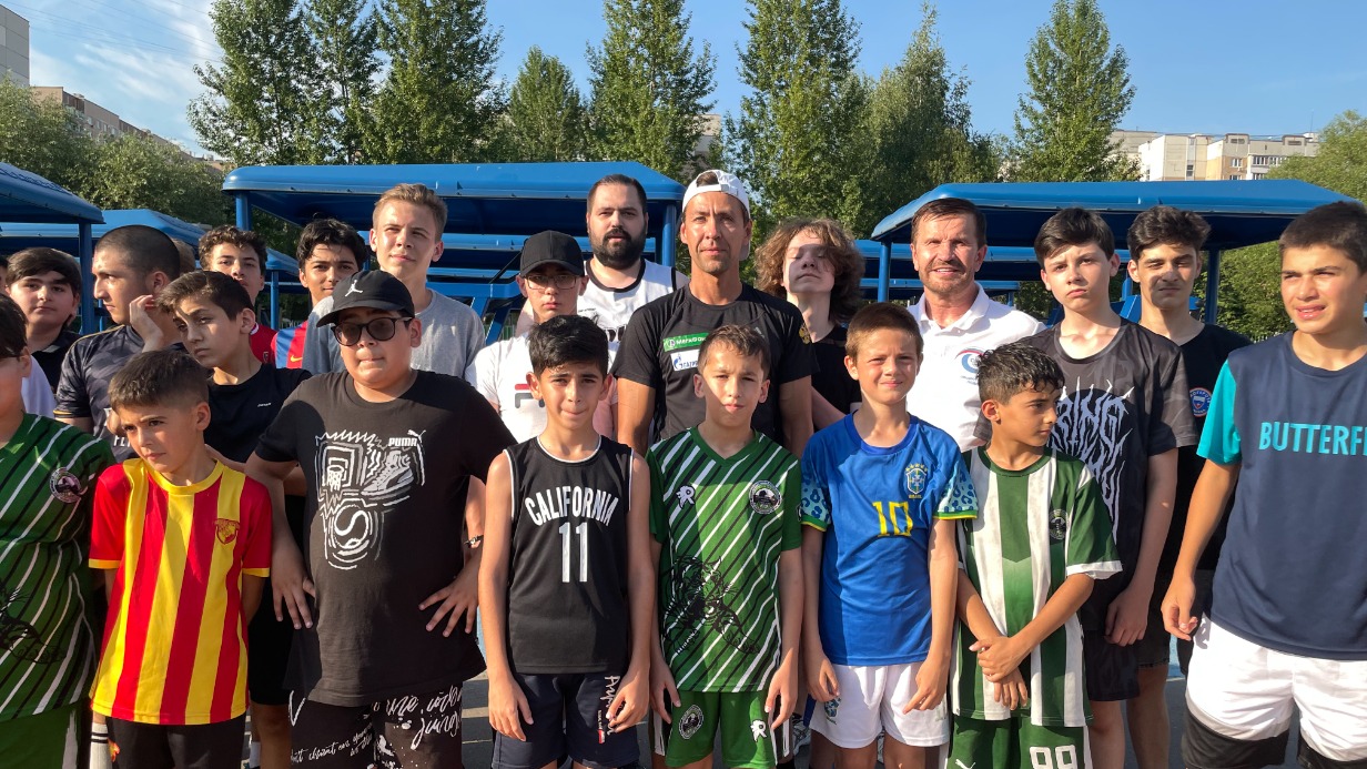 Биатлонист Андрей Маковеев и депутат Александр Семенников поучаствовали в тренировке в Северном Бутово