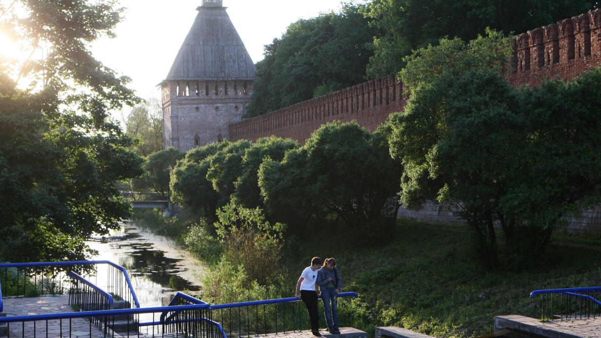 Вид на крепостную стену Смоленска и живописное озеро Собачка