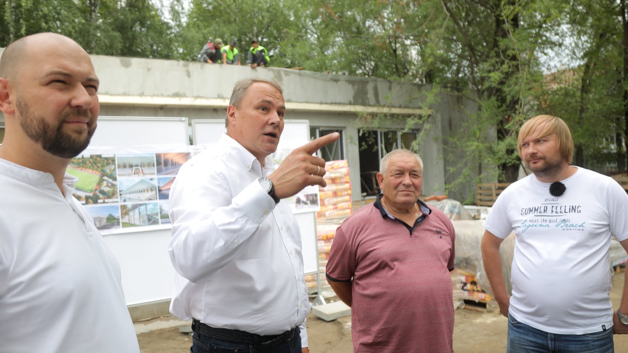 Глава исполкома «Единой России» в Москве Руднев проверил ход реконструкции стадиона «Локомотив» в Люблино