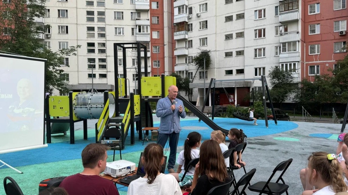 Космонавт Олег Артемьев посетил «КиноКосмосПоказ» в районе Бирюлево Восточное
