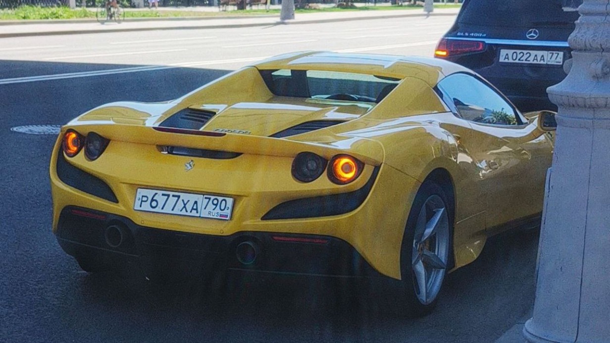 Тысячу люксовых машин эвакуировали в Москве за неправильную парковку