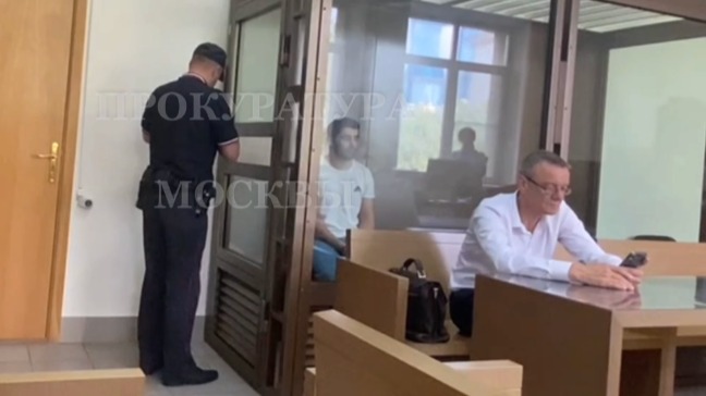 Московский суд отправил в СИЗО блогера, растоптавшего крест в прямом эфире