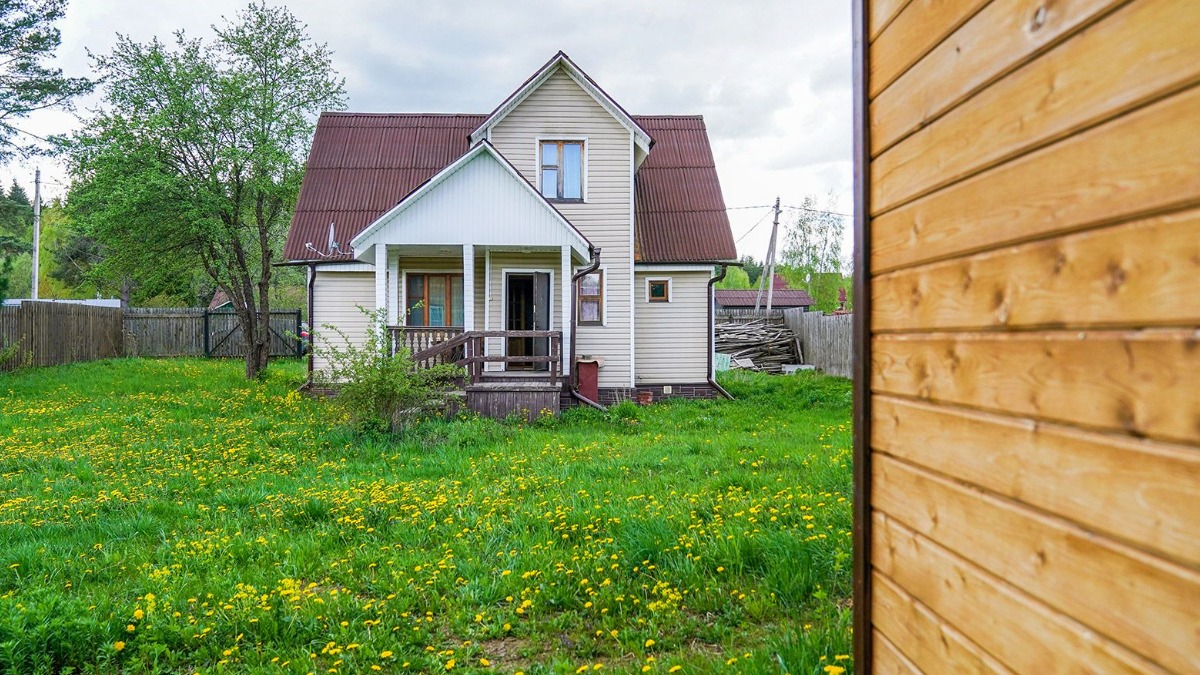 Москвичам рассказали, как уберечь дом от пожара в дачный сезон