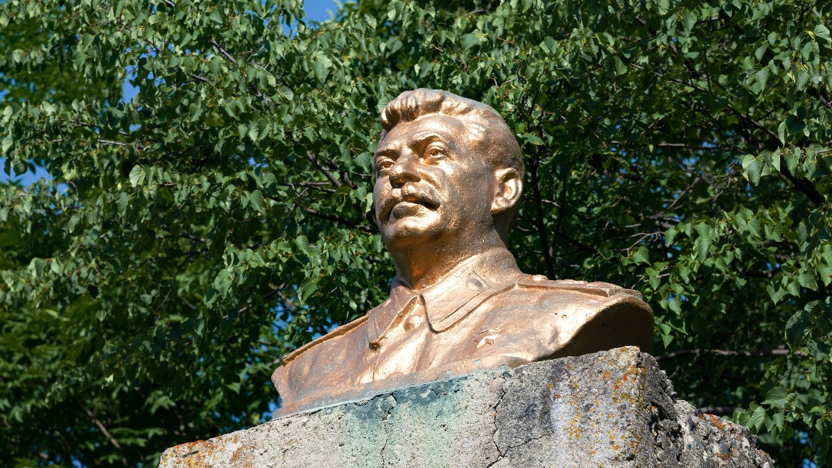 Мужчина снес кувалдой голову памятнику Сталину в Звенигороде