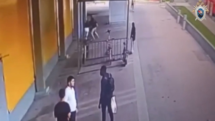 Мужчина попытался зарезать девушку возле ТЦ на юго-западе Москвы