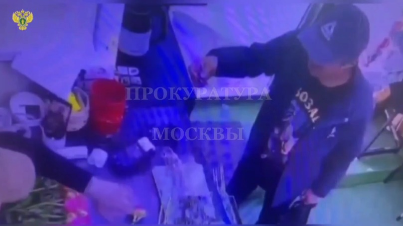 Мужчина нашел в московском метро банковскую карту и отправился по барам