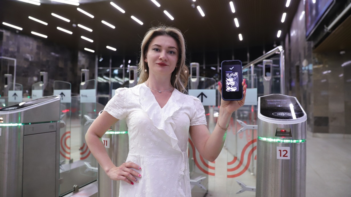 Юрист Елена Степанько оплачивает проезд на станции «Орехово» виртуальной картой «Тройка»