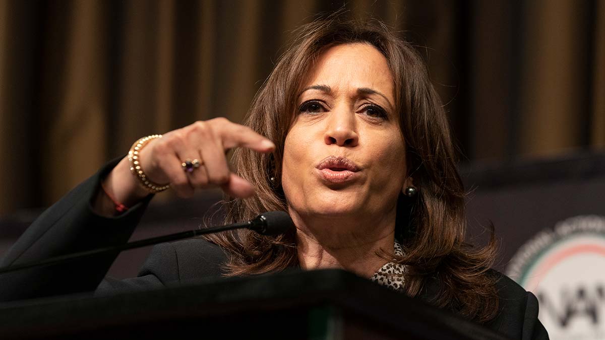 Харрис обошла Трампа в опросе избирателей