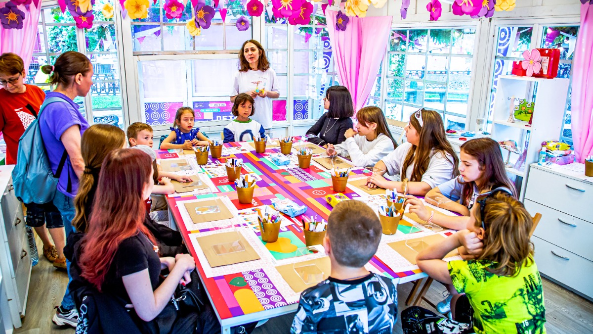 Фингербординг и самолет заоблачного мечтателя: около 400 летних мастер-классов прошло в центре Москвы с начала лета