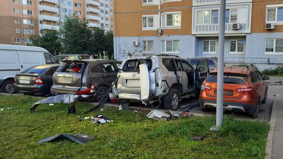 Появились кадры первых секунд после взрыва автомобиля на севере столицы