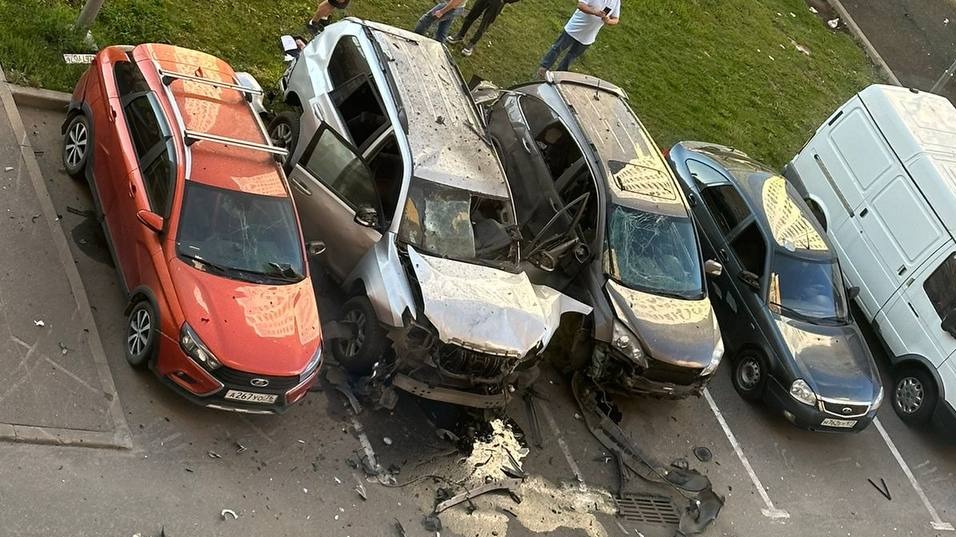 Саперы готовят робота для проверки машины на месте взрыва на севере Москвы