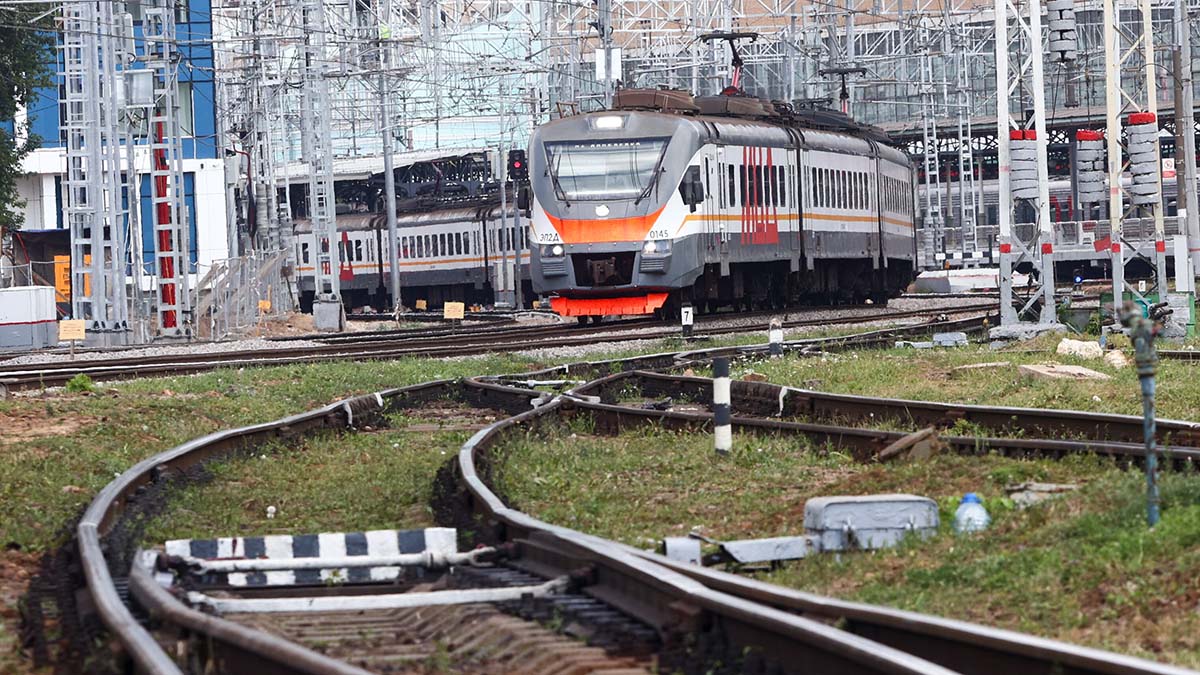 Пассажирам пришлось ломать двери электрички, вставшей на пути в Орехово-Зуево