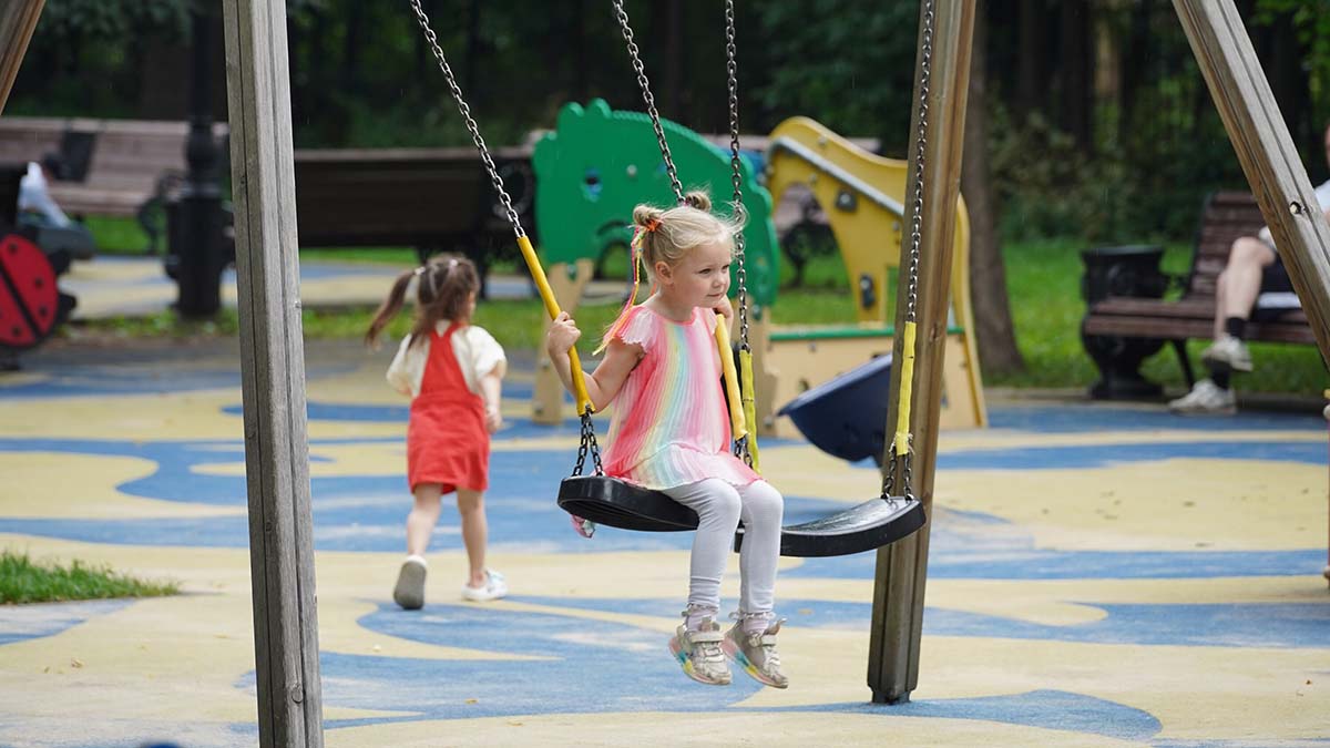 Пенсионер в одних трусах загорал на детской площадке в Москве