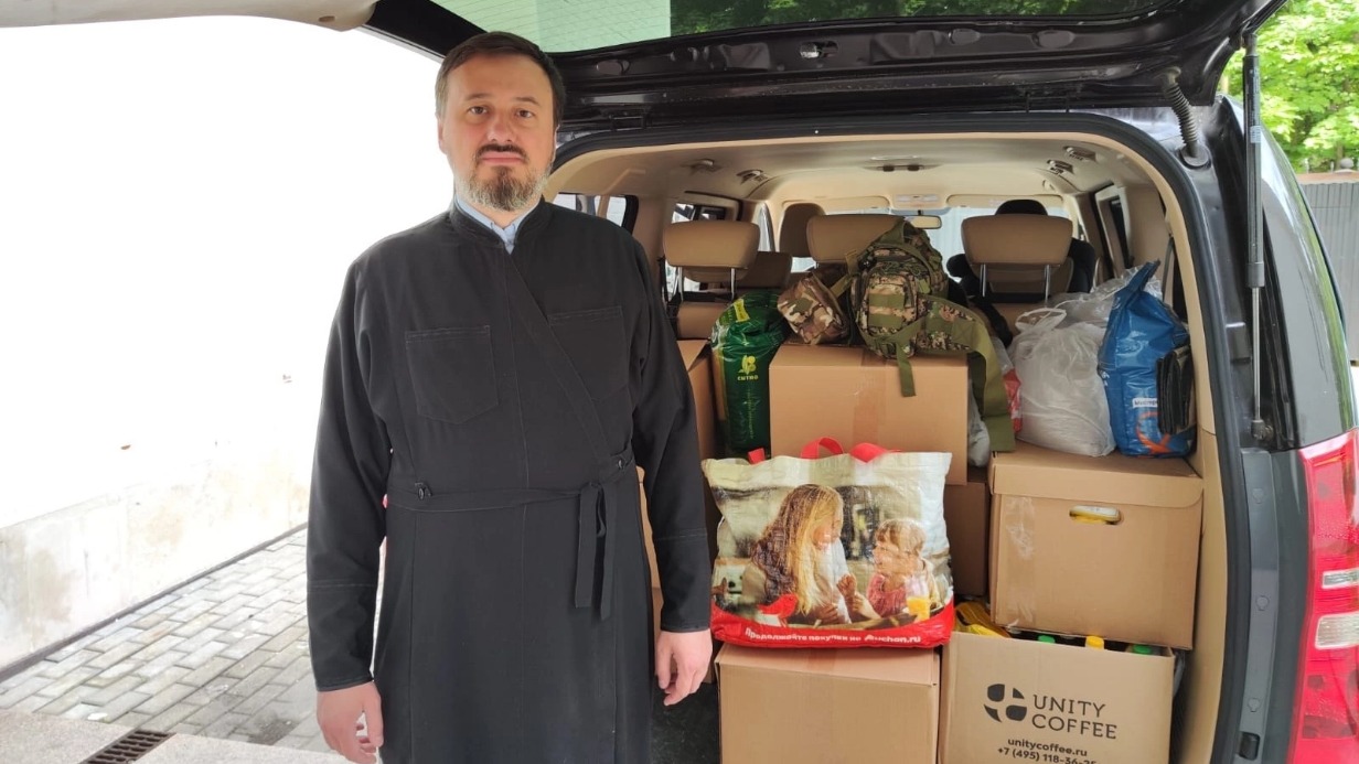Настоятель храма святителя Николая в Тушине Олег Яньшин перед отправкой гумпомощи на фронт