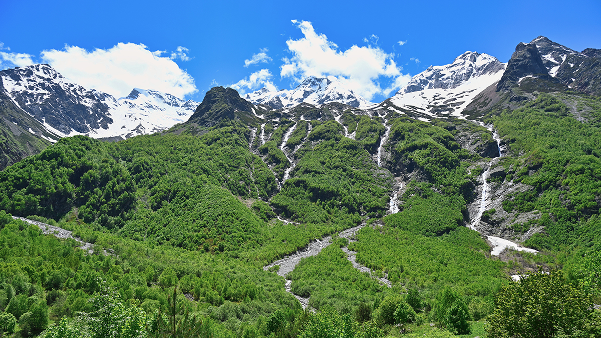 Альпинист сорвался при восхождении на гору в Северной Осетии