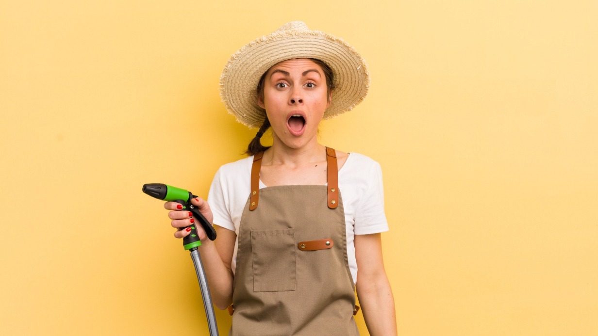 Какие растения и насекомые опасны для сада и огорода