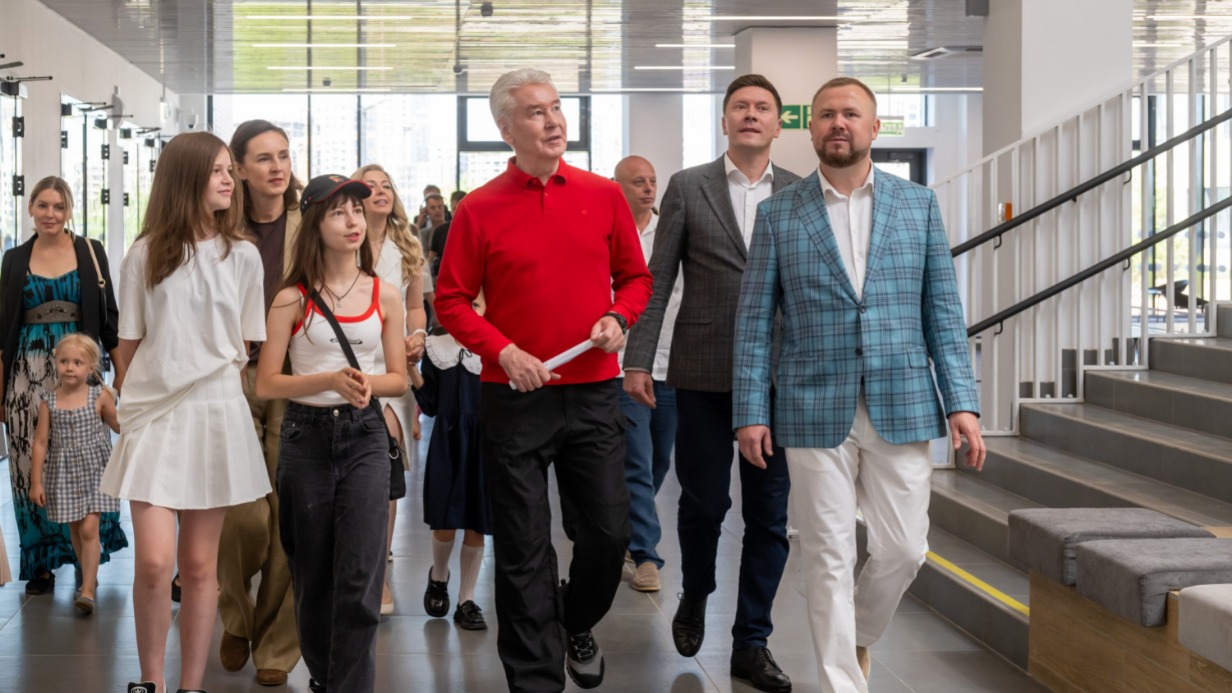 Мэр Москвы Сергей Собянин пообщался с будущими учениками и преподавателями нового учебного корпуса школы № 338, который построили в районе Коммунарка