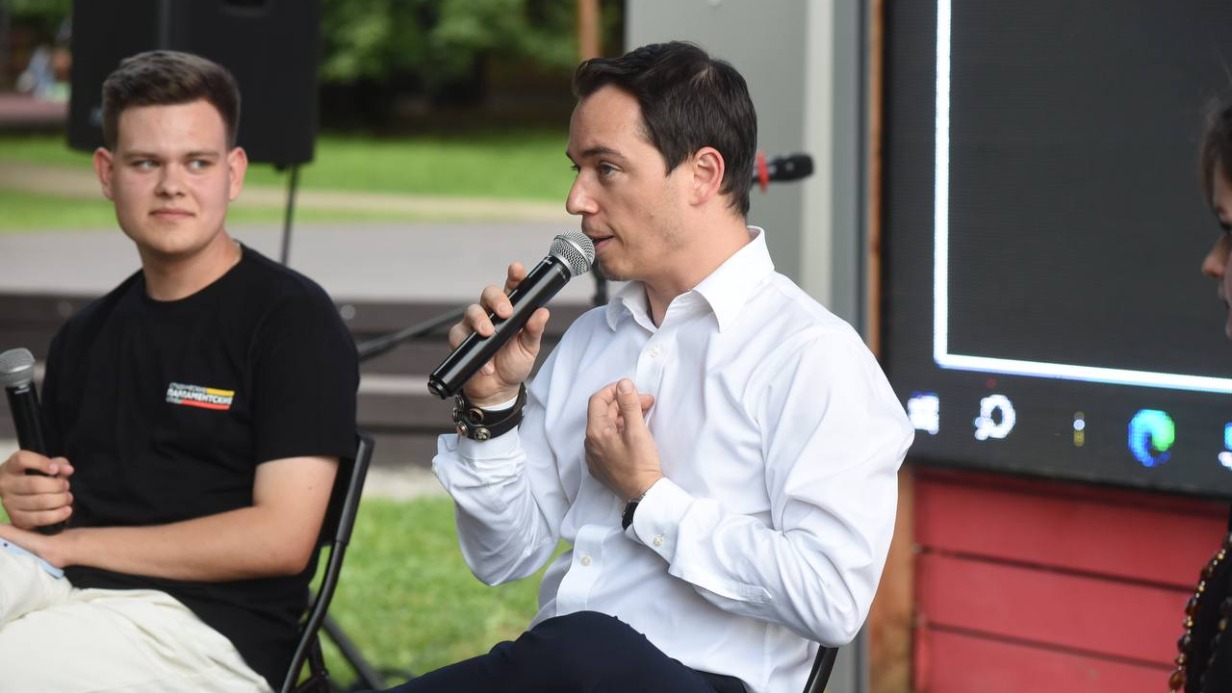 В Парке Олимпийской деревни прошел арт-квартирник, где Родион Газманов встретился с активистами студенческого движения