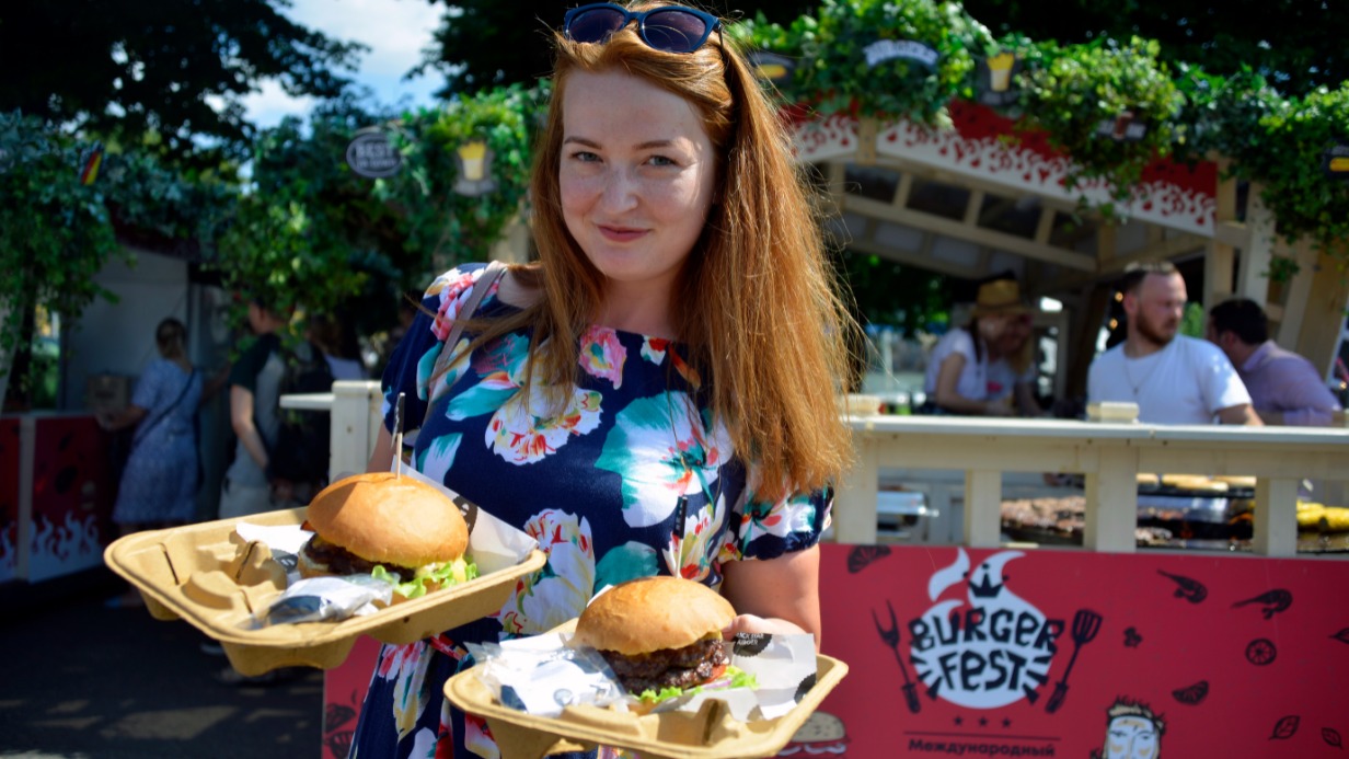 Посетительница одного из ресторанов быстрого питания в Парке Горького Евгения Куликова