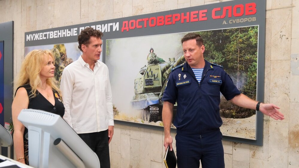 Директор «Москонцерта» Илья Бачурин и певица Татьяна Сорокина посетили единый пункт отбора на службу по контракту