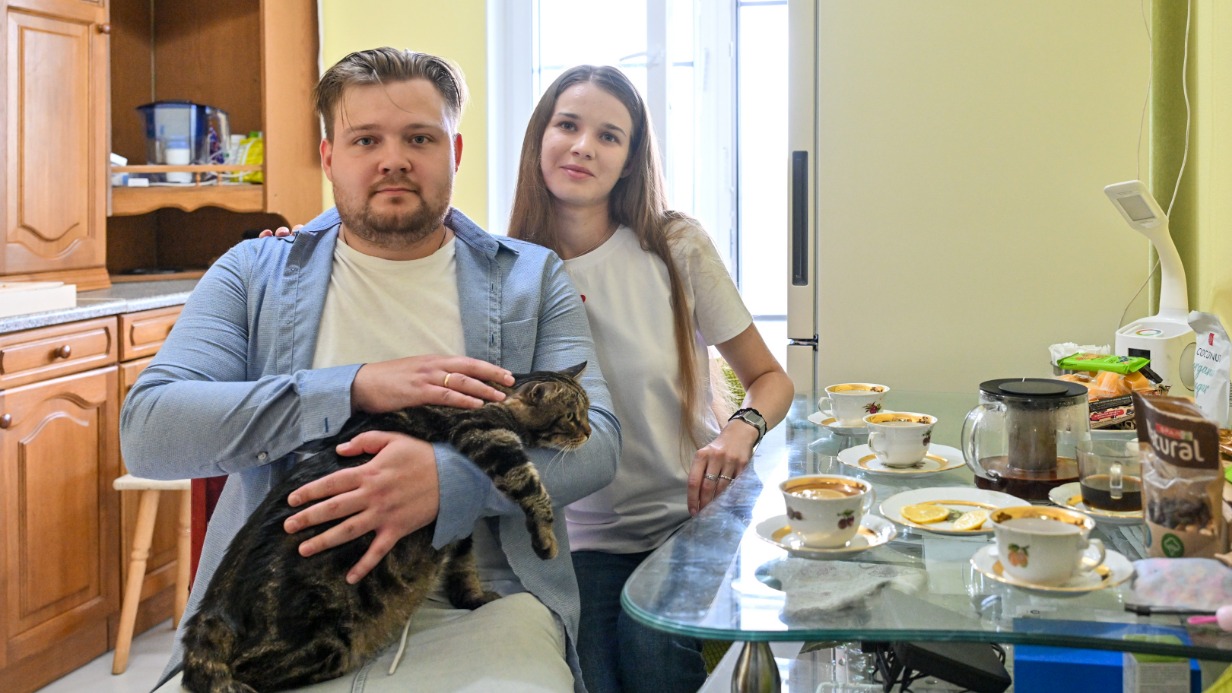 Георгий и Марина Грачевы отмечают новоселье. Они получили квартиру в новостройке по программе реновации на северо-востоке столицы. Первой в нее зашла домашняя любимица