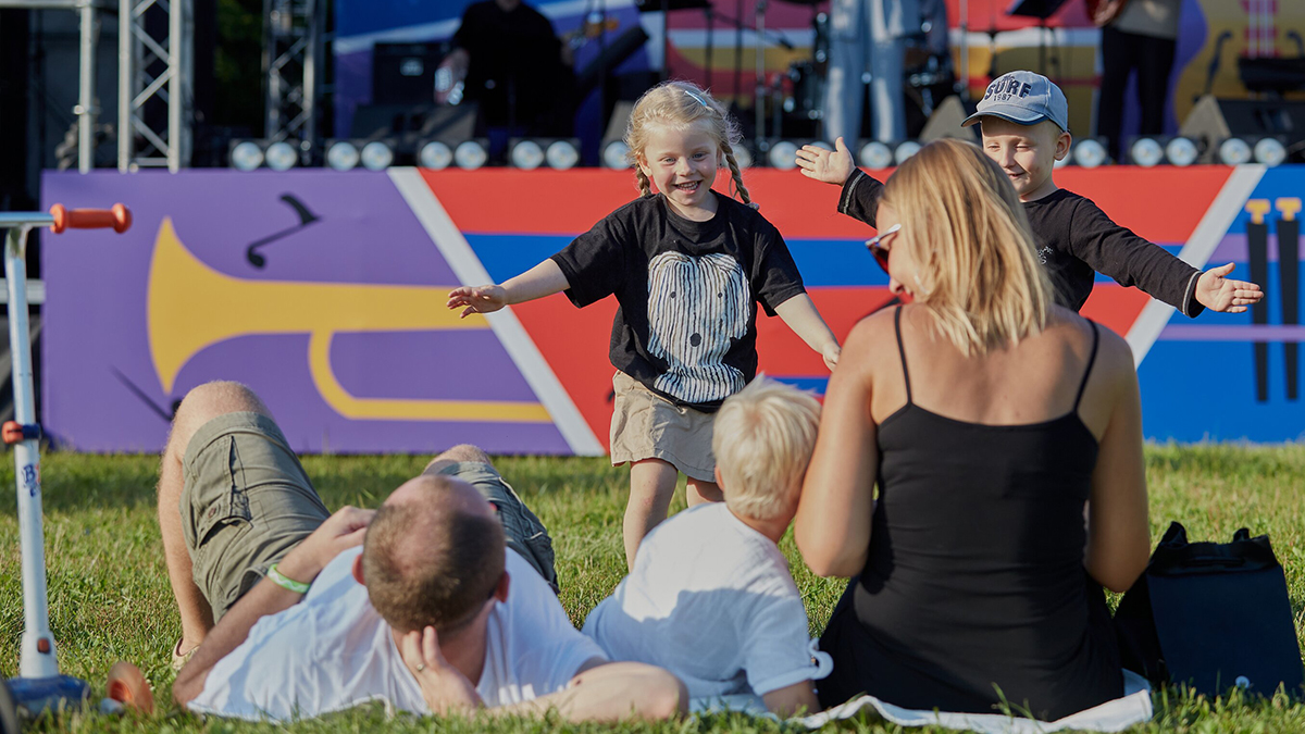 В России призвали выдавать молодым семьям жилье и автомобили