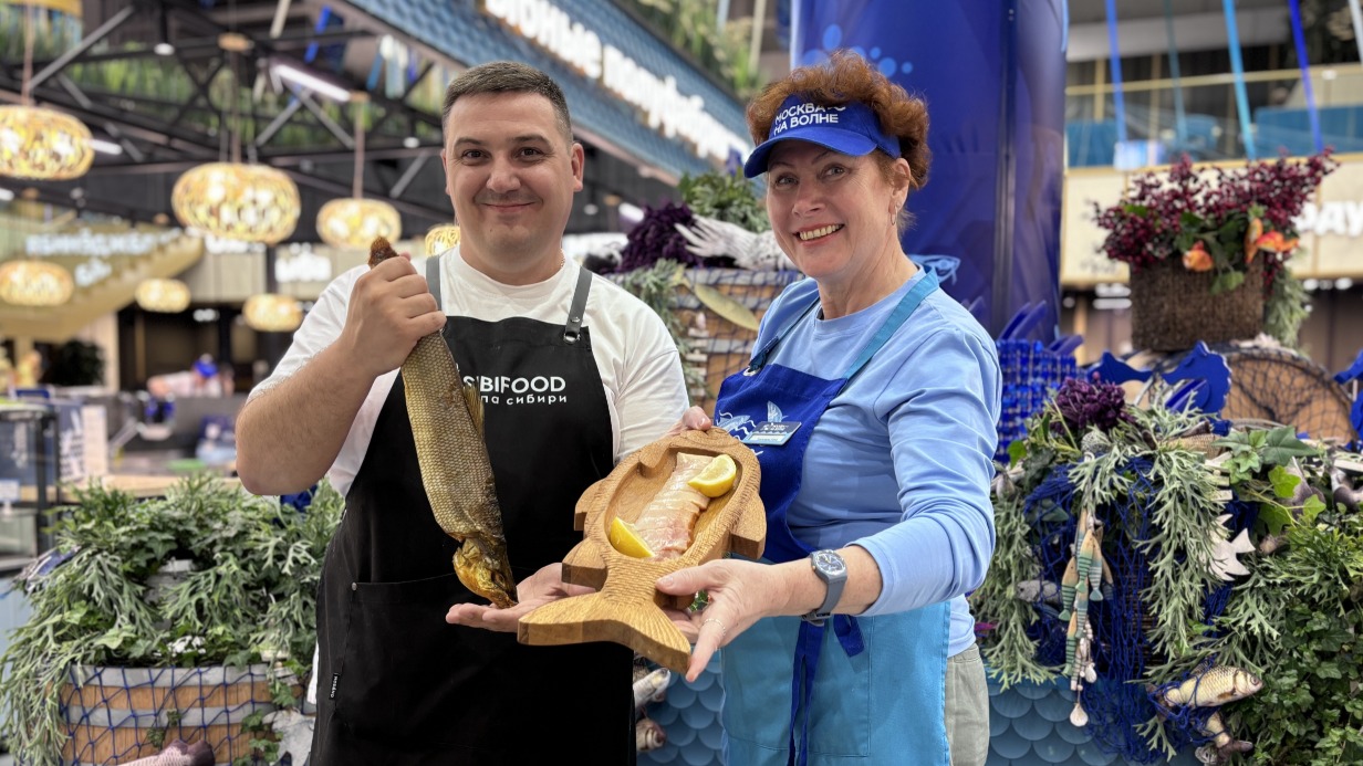 Участник рыбного рынка «Москва — на волне» Александр Дячук и продавец Елена Пантелеева проводят дегустацию омуля, чира и муксуна. Работники торговли признаются: главное в деле — искренность, умение общаться с покупателями и предлагать только свежий товар