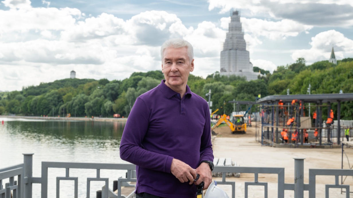 Мэр Москвы Сергей Собянин осмотрел, как идет благоустройство территории музея-заповедника «Коломенское». До конца года там появится набережная с современной инфраструктурой для отдыха. Также в парке идет реставрация исторических объектов. Среди них — церковь Вознесения Господня (на заднем плане)